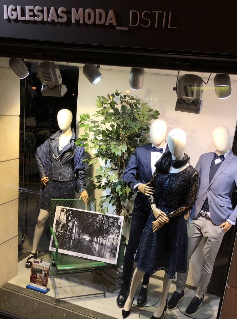 APARADORS DE MUSEU : CADIRA DE LA ROSITA PER GAUDIR DE LA FRESCA DEL PASSEIG