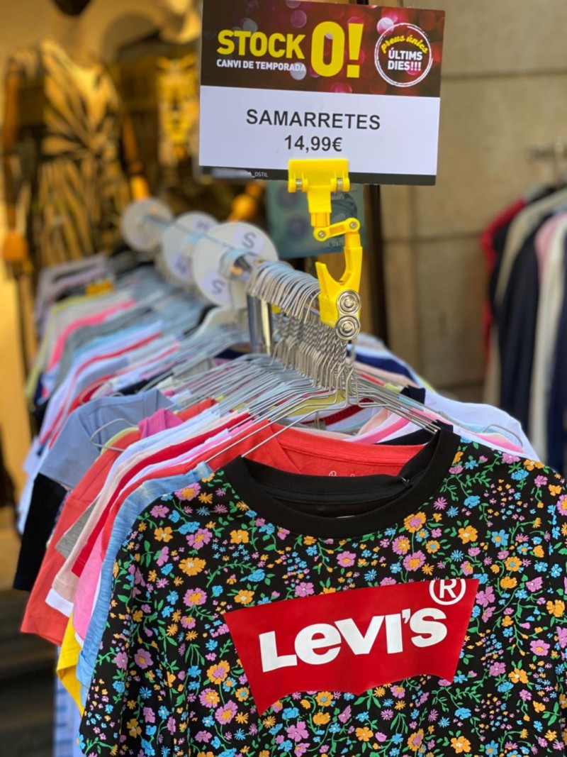 GAUDEIX DEL FORA ESTOCS, Davant DE LA BOTIGA PREUS ÚNICS, DTES FINS 70% Ara, les teves firmes a preus únics .... Estocs al carrer al barri antic de Manresa!!! No t'ho pots perdre!!!
