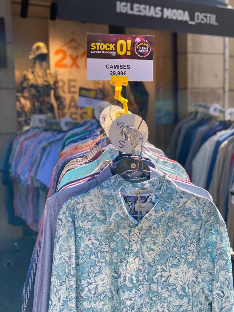 GAUDEIX DEL FORA ESTOCS, Davant DE LA BOTIGA PREUS ÚNICS, DTES FINS 70% Ara, les teves firmes a preus únics .... Estocs al carrer al barri antic de Manresa!!! No t'ho pots perdre!!!