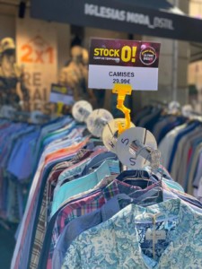 GAUDEIX DEL FORA ESTOCS, Davant DE LA BOTIGA PREUS ÚNICS, DTES FINS 70% Ara, les teves firmes a preus únics .... Estocs al carrer al barri antic de Manresa!!! No t'ho pots perdre!!!