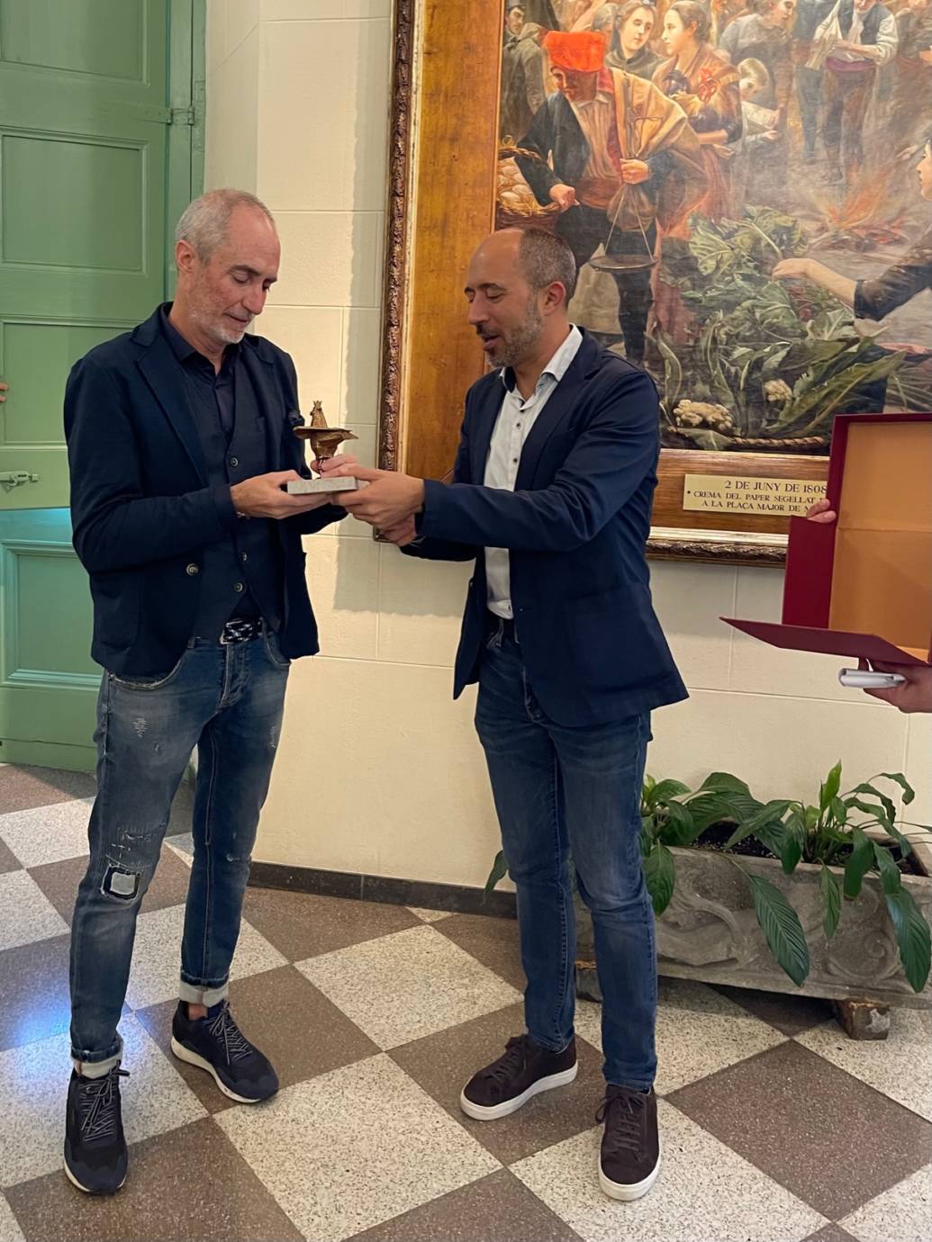 En fem100 ⭐️🦅 Marc Aloy entrega L' ÀLIGA de MANRESA en reconeixement a 100 anys d'activitat