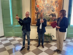 En fem100 ⭐️🦅 Marc Aloy entrega L' ÀLIGA de MANRESA en reconeixement a 100 anys d'activitat